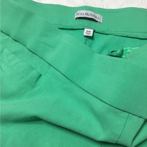 WOMAN’S CAPRI PANTS BY KIM ROGERS - Picture 4 of 7